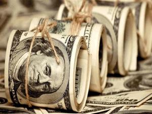 الدولار يتراجع في 7 بنوك خلال أول تعاملات بعد خفضه جمركيا