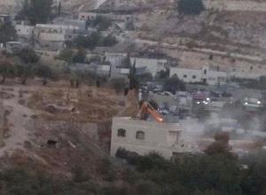 صور.. الاحتلال يهدم بناية سكنية من 4 طوابق جنوب الاقصى